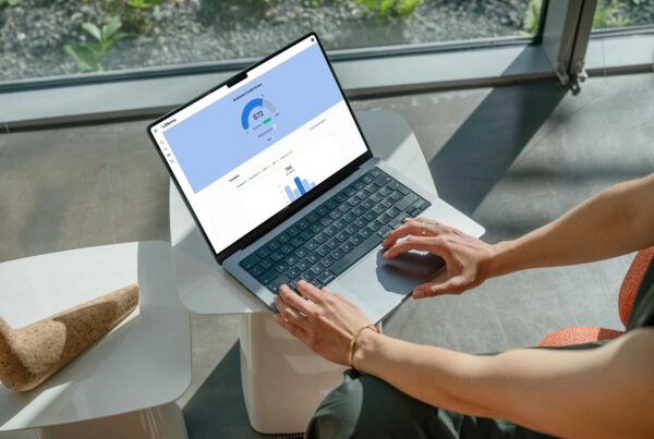 Lady looking at her Minimum Credit Score on Menna